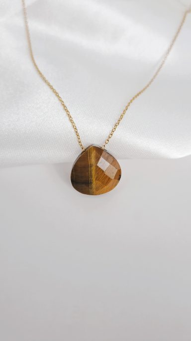 un collier en acier inoxydable doré et un pendentif en œil de tigre marron