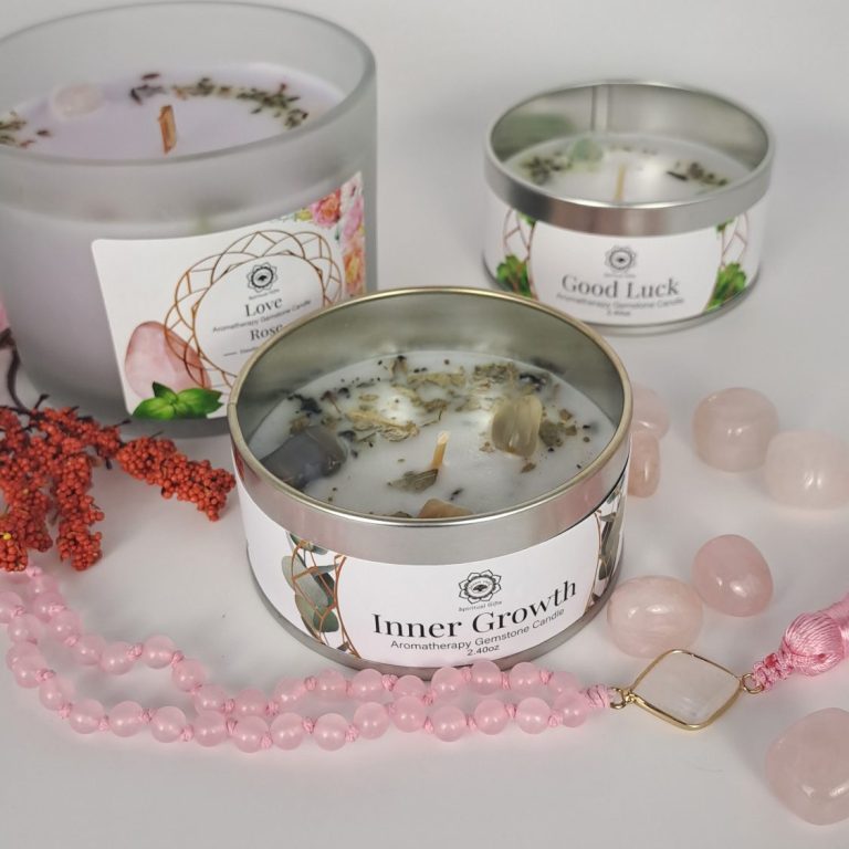 Bougies blanches allumées avec des serviettes et des plantes en arrière-plan.