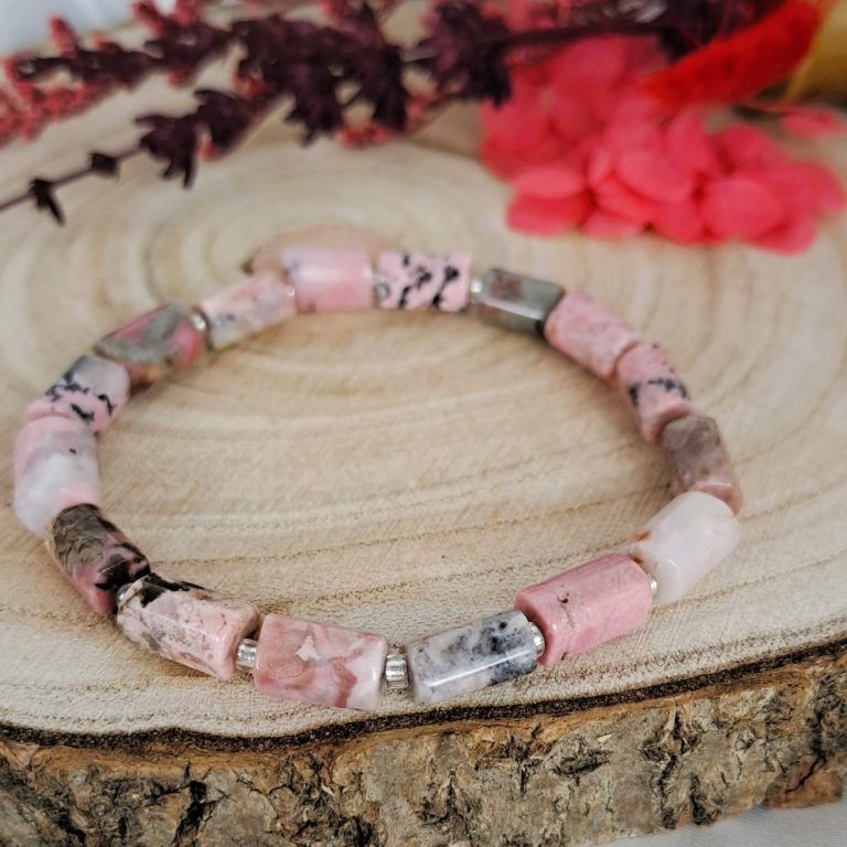 un bracelet en pierre naturelle de rhodonite