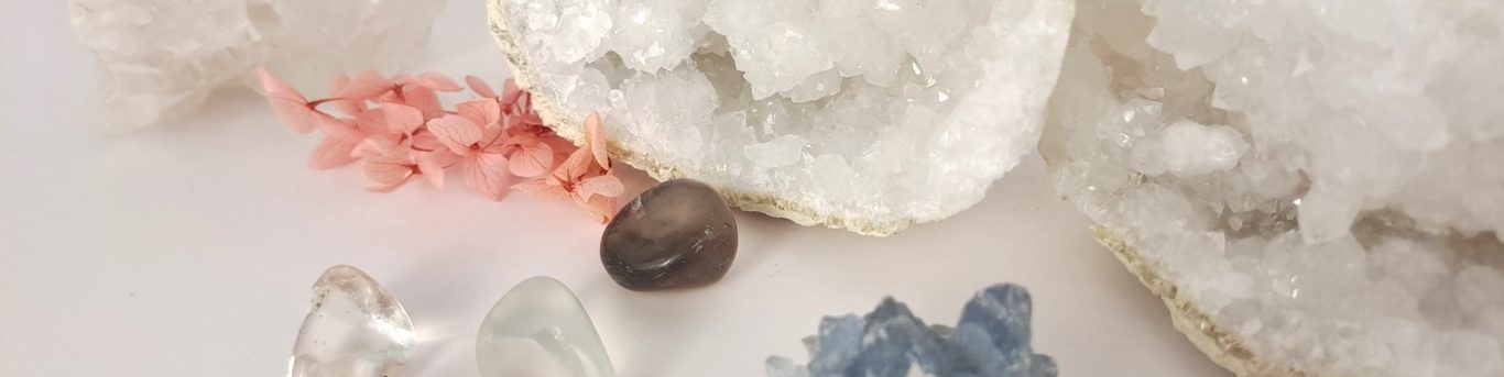 Statue dorée de Bouddha sur fond violet orné d'étoiles.