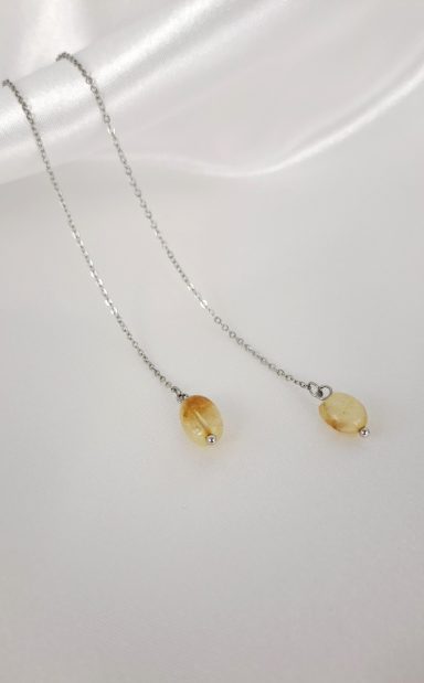 une paire de boucles d'oreilles pendantes en acier inoxydable argent et en pierre naturelle de citrine
