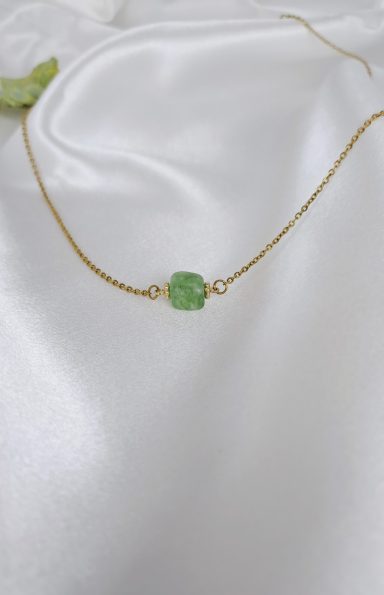 un collier en acier inoxydable doré et son pendentif en pierre naturelle de Jade