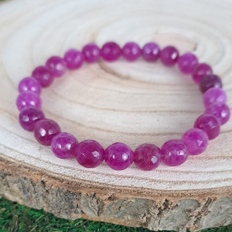 un bracelet en pierre naturelle de tourmaline rose